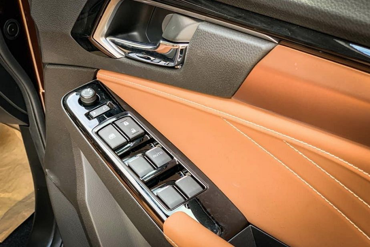 Ngoài ra, Isuzu MU-X 2021 cũng sở hữu phần đuôi xe mới với cụm đèn hậu mỏng hơn, ô cửa kính sau vuông vắn và mang tới cái nhìn đẹp mắt hơn hẳn so với trước đây.