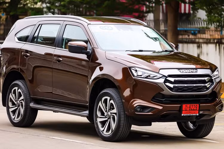 Về truyền động, Isuzu MU-X 2021 phiên bản 1.9 Ultimate được trang bị động cơ dầu 4 xy-lanh 1.9L, mã hiệu RZ4E-TC, tăng áp VGS và giải nhiệt khí nạp, sản sinh công suất 150 mã lực/350 Nm mô-men.