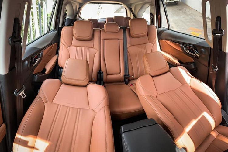 Isuzu MU-X 2021 được phát triển dựa trên nền tảng khung gầm hình thang cùng mẫu xe anh em D-Max. Do đó, mẫu xe này có kích thước DxRxC tổng thể lần lượt là 4.850 x 1.870 x 1.875 mm, chiều dài cơ sở 2.855 mm. Ở khu vực thân xe, trụ C của xe đã được thay đổi và có thêm ô kính ngay hàng ghế thứ 3, chi tiết này là 1 điểm nhấn đáng kể về thẩm mỹ lẫn sự thực tiễn sử dụng so với phiên bản trước.