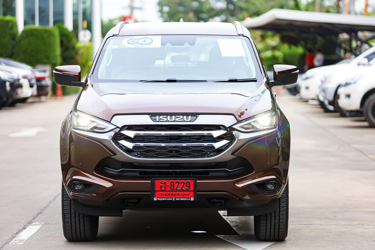 Về cơ bản, Isuzu MU-X thế hệ mới đã được các kỹ sư Nhật Bản tái thiết kế lại toàn bộ các chi tiết ở phần ngoại thất. Đối với khu vực đầu xe, Isuzu MU-X 2021 vẫn giữ lại bộ mặt ca-lăng to bản mạ crome như phiên bản trước nhưng đã được tinh chỉnh lại đôi chút, cặp đèn chiếu sáng chính được vuốt mỏng và sắc sảo hơn với công nghệ LED định vị hay bộ cản dưới mang thiết kế liền lạc hơn.