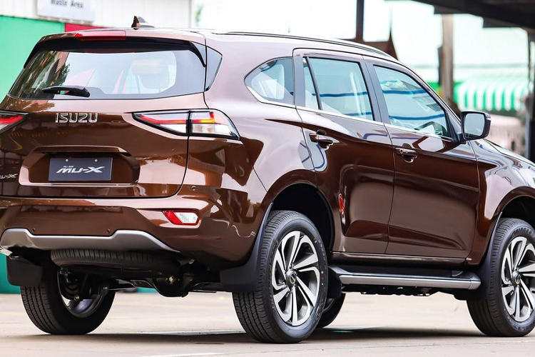 Sức mạnh này được truyền xuống hệ dẫn động cầu sau thông qua hộp số tuỳ chọn 6 cấp tự động. Giá xe Isuzu Mu-X 2021 máy dầu tại Thái Lan bán ra với mức 1.434 triệu Bath (khoảng 1.065 tỷ đồng).
