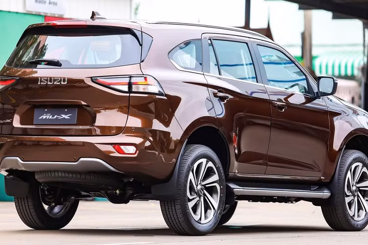 Sức mạnh này được truyền xuống hệ dẫn động cầu sau thông qua hộp số tuỳ chọn 6 cấp tự động. Giá xe Isuzu Mu-X 2021 máy dầu tại Thái Lan bán ra với mức 1.434 triệu Bath (khoảng 1.065 tỷ đồng).