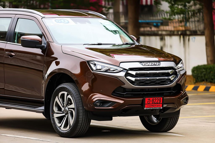 Các trang bị nổi bật trong khoang cabin này gồm có: phanh tay điện tử, màn hình cảm ứng cho hệ thống giải trí kích thước từ 7 - 9 inch, smart-key, điều hoà tự động 2 vùngcó chức năng lọc bụi mịn và đặc biệt là cả đèn trang trí nội thất.