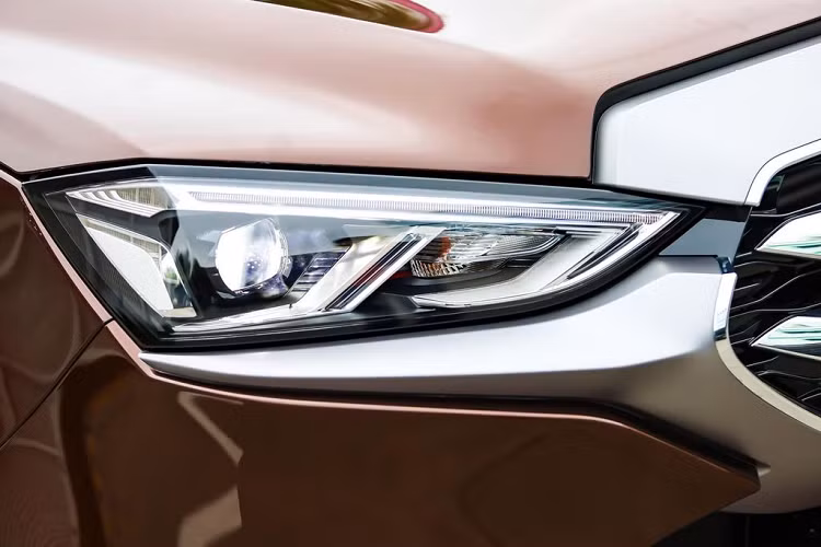 Về trang bị an toàn, Isuzu MU-X 2021 được trang bị các công nghệ như ABS, EBD, BA, hệ thống cân bằng điện tử, 6 túi khí, hệ thống kiểm soát lực kéo, hỗ trợ đổ đèo, hỗ trợ khởi hành ngang dốc, phanh khẩn cấp tự động, cảnh báo phương tiện cắt ngang khi lùi, cảnh báo va chạm trước, đèn pha tự động, hệ thống ngăn đạp nhầm chân ga, cảnh báo chệch làn đường...