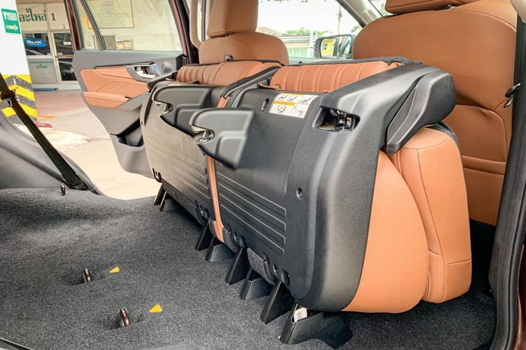 Bước vào không gian cabin, Isuzu MU-X 2021 sẽ gây ấn tượng với những người dùng cũ của Isuzu nhờ phong cách thiết kế mới khoáng đạt và công nghệ hơn.