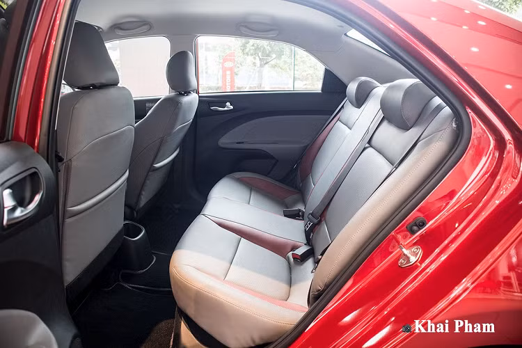 Hệ thống giải trí của phiên bản cao cấp Soluto 2020 là màn hình AVN - 7 inch có hỗ trợ kết nối Kia Link, dàn âm thanh 6 loa và một số tính năng tiện nghi khác. Đáng chú ý, mẫu xe này còn được bổ sung nút bấm khởi động Start/Stop và khả năng đề nổ từ xa dẫn đầu phân khúc.