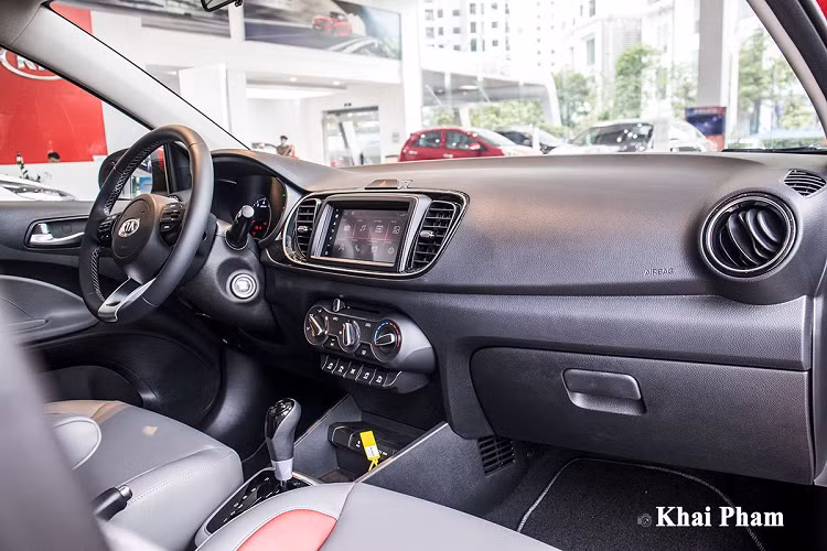 Kia Soluto mới "bê nguyên" cụm vô-lăng và đồng hồ sau lái của bản AT Deluxe đã bán ở Việt Nam trước đó, nhưng điểm mới là tính năng điều khiển hành trình Cruise Control đã lần đầu được tích hợp trên chiếc xe hạng B này.