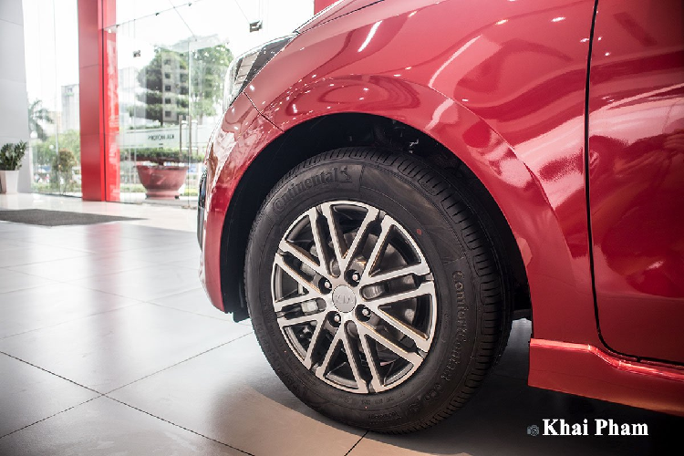 Bên phần thân, chiếc ô tô mới Kia Soluto Luxury 2020 vẫn dùng bộ mâm hợp kim với kích thước 14 inch cùng bộ lốp 175/70R14. Tay nắm cửa trên Soluto vẫn khá hiện đại khi được bọc kim loại sáng màu, điểm thay đổi lớn nhất ở sườn xe là gương chiếu hậu được bổ sung tính năng chỉnh/gập điện. Tính năng này được người dùng Việt mong chờ đã lâu và nay xuất hiện kịp thời trên phiên bản cao cấp của Soluto.