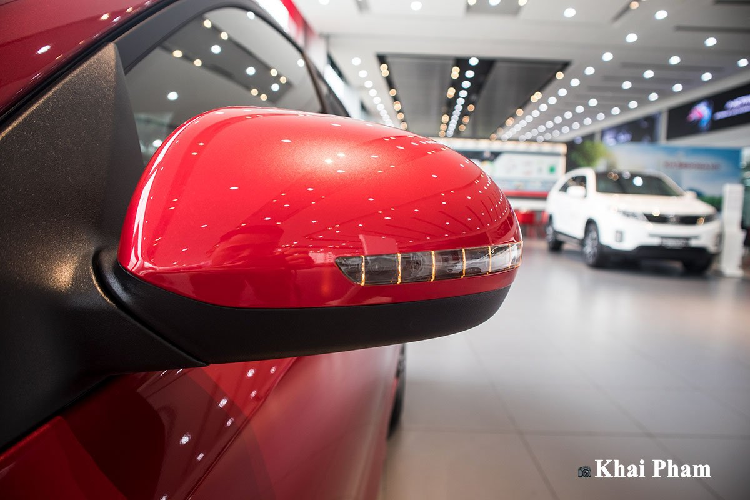 Kia Soluto AT Luxury 2020 có phần đuôi xe thể thao hơn so với các biến thể khác bởi nhà sản xuất đã cung cấp các tiện nghi mới. Đầu tiên là cánh hướng gió phía sau xe Kia Soluto Luxury 2020 mang đến diện mạo trẻ trung cùng khả năng giảm bớt lực cản gió khi xe di chuyển. Nút bấm mở cốp điện được bổ sung vào vị trí mở khoá cốp của phiên bản AT Deluxe. Ngoài ra, xe vẫn dùng đèn hậu cũ, camera/cảm biến lùi cũng tích hợp sẵn giúp hỗ trợ tài xế.