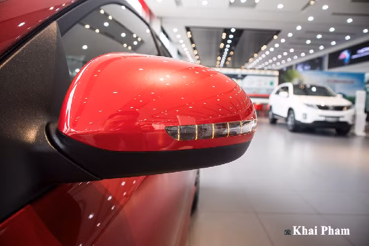Kia Soluto AT Luxury 2020 có phần đuôi xe thể thao hơn so với các biến thể khác bởi nhà sản xuất đã cung cấp các tiện nghi mới. Đầu tiên là cánh hướng gió phía sau xe Kia Soluto Luxury 2020 mang đến diện mạo trẻ trung cùng khả năng giảm bớt lực cản gió khi xe di chuyển. Nút bấm mở cốp điện được bổ sung vào vị trí mở khoá cốp của phiên bản AT Deluxe. Ngoài ra, xe vẫn dùng đèn hậu cũ, camera/cảm biến lùi cũng tích hợp sẵn giúp hỗ trợ tài xế.