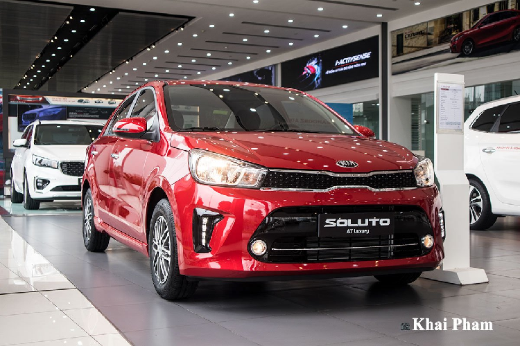 Mẫu xe giá rẻ Kia Soluto lần đầu ra mắt thị trường Việt Nam vào giữa năm 2019, đây là mẫu xe ra đời nhằm thay thế "người tiền nhiệm" Rio đã thất bại ở nước ta trước đó và bị khai tử vào tháng 2/2018. Kia Soluto ra đời nhằm hướng đến những đối tượng khách hàng mới mua xe lần đầu, tài chính hạn chế hoặc có nhu cầu kinh doanh dịch vụ.