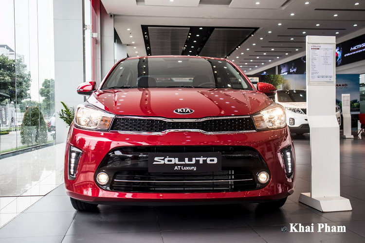 Bên cạnh giá rẻ hấp dẫn, chiếc xe hạng B này vẫn còn nhiều hạn chế và bằng việc lắng nghe người tiêu dùng, Thaco đã chính thức bổ sung phiên bản mới xe Kia Soluto AT Luxury 2020 hồi tháng 4. Đây là biến thể cao cấp nhất với một số tiện nghi và công nghệ an toàn được nhà sản xuất Nhật Bản cung cấp đến khách hàng Việt giúp nâng cao trải nghiệm.