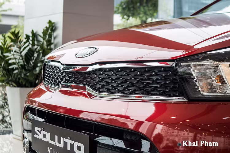 Về ngoại hình, Kia Soluto Luxury 2020 không khác biệt so với bản cận kề là AT Deluxe khi vẫn sở hữu lưới tản nhiệt mũi hổ có viền mạ crom là đặc trưng của thương hiệu xe Hàn Quốc. Hệ thống đèn pha trên chiếc xe hạng B này sử dụng bóng Halogen, đèn định vị ban ngày đặt dọc và đèn sương mù tích hợp ở phần cản trước tạo điểm nhấn.
