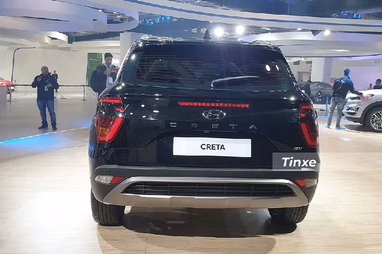 Dự đoán, Hyundai Creta 7 chỗ sẽ có chiều dài cơ sở giống bản 5 chỗ nhưng khoảng cách từ đuôi xe đến cầu sau sẽ tăng lên. Các kích thước cơ bản của Hyundai Creta 5 chỗ bao gồm chiều dài 4.300 mm, rộng 1.790 mm, cao 1.635 mm và chiều dài cơ sở 2.610 mm. Về động cơ, sẽ không bất ngờ nếu Hyundai Creta 7 chỗ dùng chung với bản 5 chỗ. Tại thị trường Ấn Độ, Hyundai Creta 2020 mới hiện có 3 loại động cơ khác nhau.