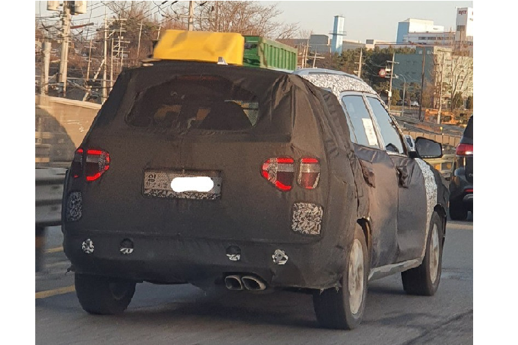 So với bản 5 chỗ, Hyundai Creta 7 chỗ mới sở hữu một số thay đổi trong thiết kế ngoại thất. Ví dụ điển hình là thiết kế đầu xe với mắt lưới tản nhiệt được thiết kế như những dấu gạch ngang đứt quãng. Trong khi đó, Hyundai Creta 5 chỗ được trang bị lưới tản nhiệt Cascading Grille với 3 nam mạ crôm nằm ngang.