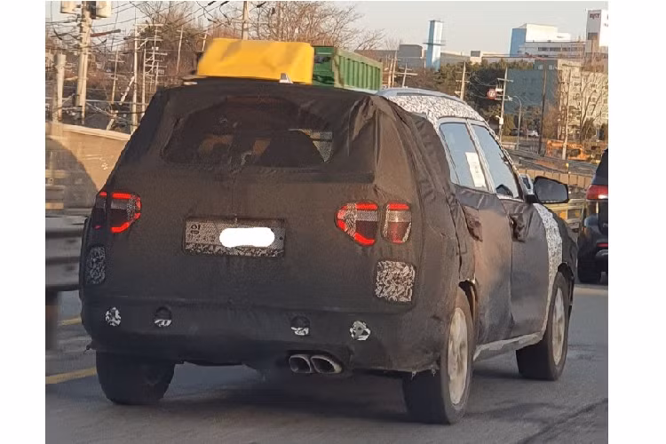 So với bản 5 chỗ, Hyundai Creta 7 chỗ mới sở hữu một số thay đổi trong thiết kế ngoại thất. Ví dụ điển hình là thiết kế đầu xe với mắt lưới tản nhiệt được thiết kế như những dấu gạch ngang đứt quãng. Trong khi đó, Hyundai Creta 5 chỗ được trang bị lưới tản nhiệt Cascading Grille với 3 nam mạ crôm nằm ngang.