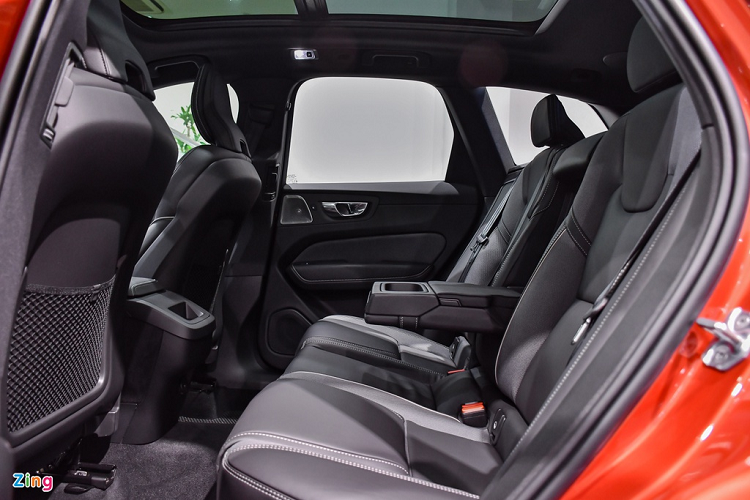 Bên trong, XC60 có bảng đồng hồ kỹ thuật số 12 inch, màn hình trung tâm cảm ứng 9 inch, màn hình HUD, hệ thống loa cao cấp Bowers &amp; Wilkins, cửa sổ trời toàn cảnh Panorama, điều hòa không khí 2 vùng, lọc không khí và vô-lăng thể thao của R-Design. 