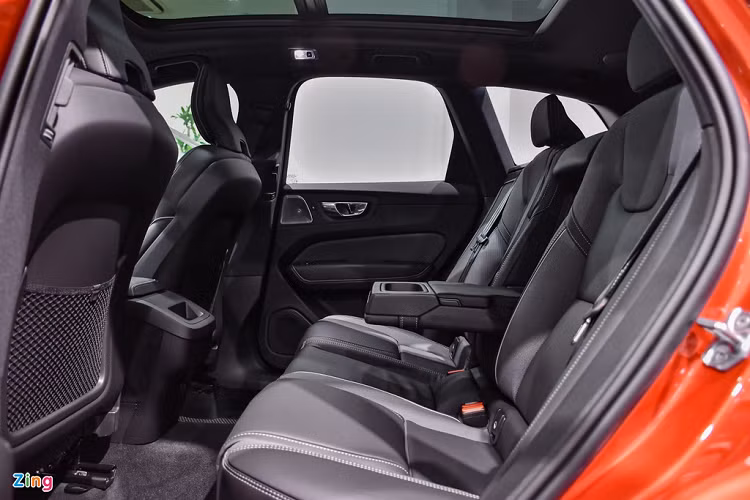 Bên trong, XC60 có bảng đồng hồ kỹ thuật số 12 inch, màn hình trung tâm cảm ứng 9 inch, màn hình HUD, hệ thống loa cao cấp Bowers &amp; Wilkins, cửa sổ trời toàn cảnh Panorama, điều hòa không khí 2 vùng, lọc không khí và vô-lăng thể thao của R-Design. 