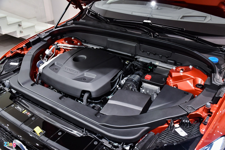 Cung cấp sức mạnh cho XC60 R-Design vẫn là động cơ xăng tăng áp kết hợp siêu nạp 4 xy-lanh 2.0L, cho công suất 320 mã lực và mô-men xoắn 400 Nm. Kết hợp với động cơ là hộp số tự động 8 cấp và hệ dẫn động AWD. Mẫu SUV này có 5 chế độ lái.