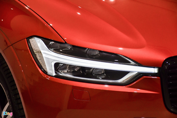 Cụm đèn Thor's Hammer là đặc điểm nhận diện của những mẫu xe Volvo. Cụm đèn chiếu sáng chính của xe khá hiện đại với công nghệ LED hoàn toàn tích hợp cảm biến thông minh.