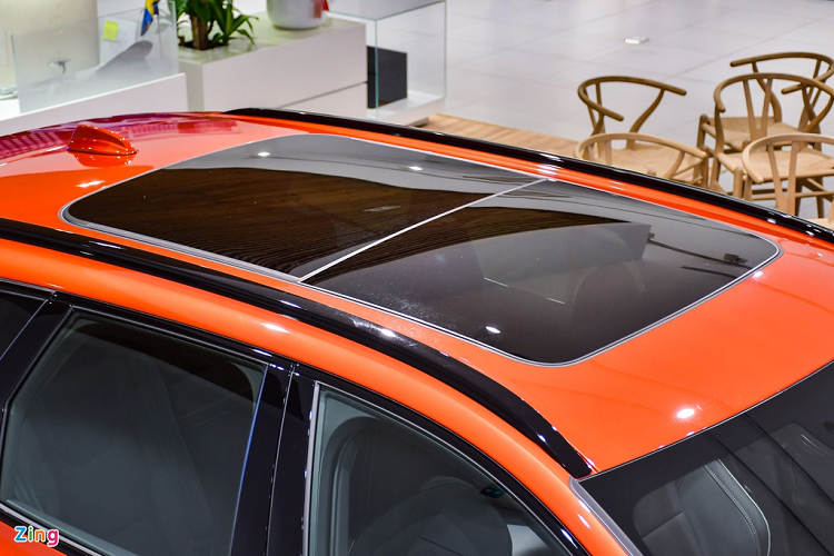 Điểm nhấn của XC60 tại Việt Nam là gói ngoại thất R-Design. Tương tự S60 R-Design, XC60 R-Design có các chi tiết sơn tối màu như lưới tản nhiệt, hốc đèn sương mù, gương chiếu hậu, baga mui và bộ mâm 19 inch thiết kế thể thao.