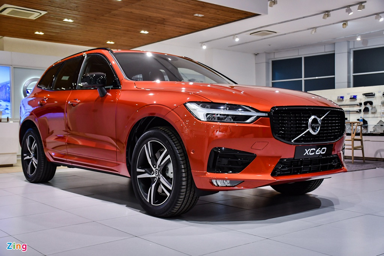 Hiện tại, Volvo đang phân phối XC60 R-Design 2020 với mức giá 2,19 tỷ đồng, tăng 40 triệu so với đời cũ. Mức giá xe Volvo XC60 R-Design có phần dễ chịu hơn các đối thủ như Audi Q5 (2,37 tỷ), Lexus NX (2,56 tỷ) và BMW X3 (từ 2,279 tỷ đồng).