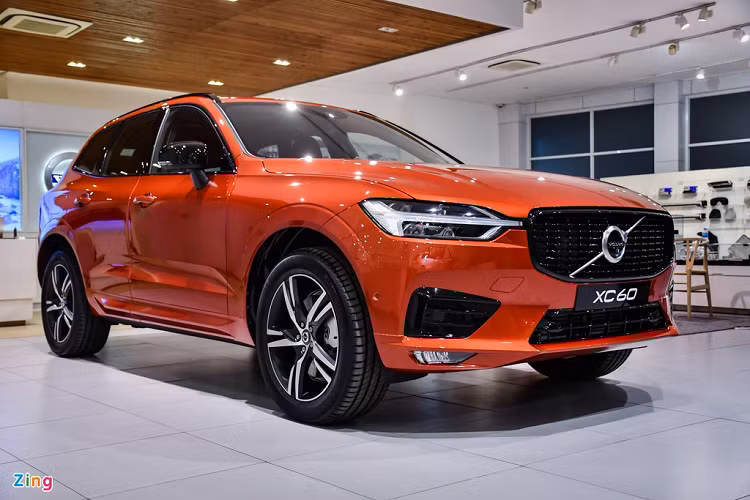 Hiện tại, Volvo đang phân phối XC60 R-Design 2020 với mức giá 2,19 tỷ đồng, tăng 40 triệu so với đời cũ. Mức giá xe Volvo XC60 R-Design có phần dễ chịu hơn các đối thủ như Audi Q5 (2,37 tỷ), Lexus NX (2,56 tỷ) và BMW X3 (từ 2,279 tỷ đồng).