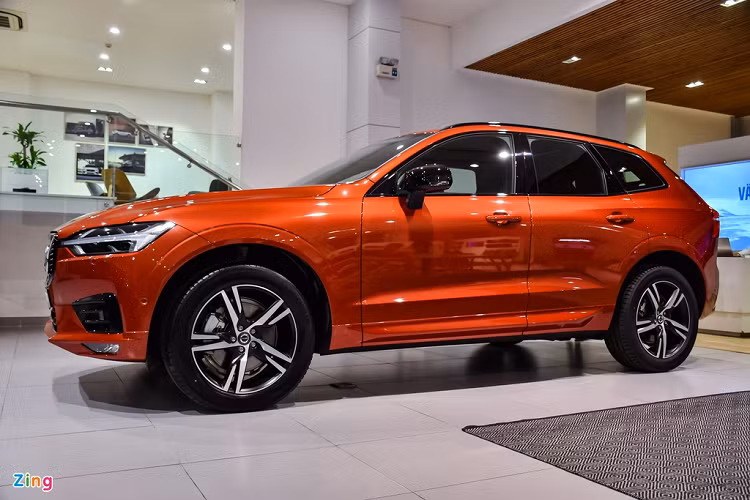 XC60 R-Design có kích thước dài x rộng x cao lần lượt là 4.688 x 1.902 x 1.641 (mm), chiều dài cơ sở đạt 2.865 (mm). XC60 khá tương đồng với BMW X3 về các số đo tổng thể. Mẫu SUV Thụy Điển lại có khoảng sáng gầm thuộc dạng tốt nhất phân khúc - 216 mm. Khoảng sáng gầm của BMW X3 chỉ là 200 mm. 