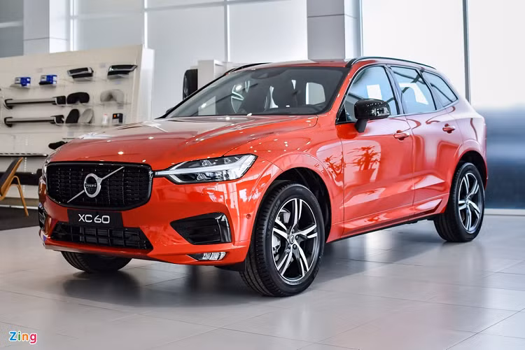 Bên cạnh S60 R-Design và XC90 T8, Volvo còn giới thiệu chiếc XC60 R-Design đến khách hàng Việt Nam. Đây được xem là bản nâng cấp của XC60 ra mắt Việt Nam vào năm 2017 với gói trang bị R-Design. Nhờ gói trang bị này, Volvo XC60 2020 mới trông thể thao và cá tính hơn. 