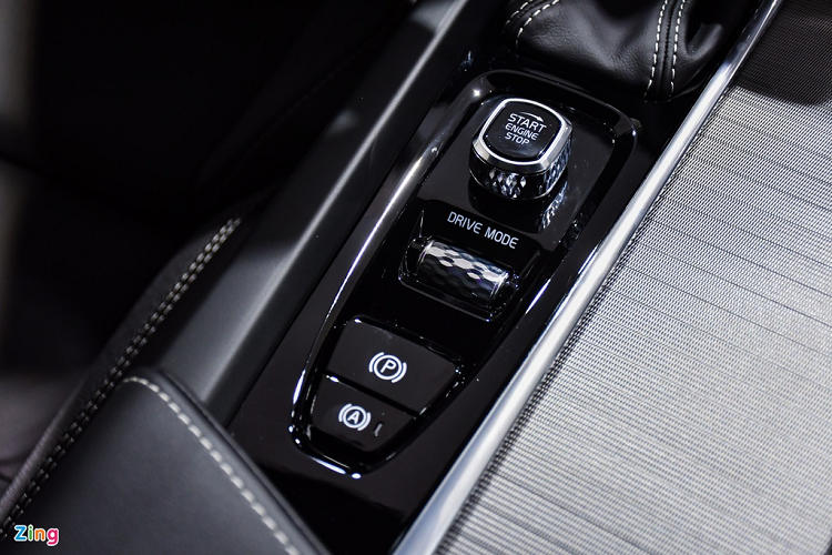 Tương tự các mẫu Volvo đời mới, XC60 sở hữu gói an toàn chủ động City Safety, hỗ trợ lái Pilot Assist. Các tính năng nổi bật bao gồm kiểm soát hành trình thông minh, cảnh báo va chạm phía trước, hỗ trợ giữ làn đường, cảnh báo lệch làn đường, hỗ trợ khởi hành ngang dốc, camera đỗ xe, cảnh báo điểm mù, camera 360 độ…