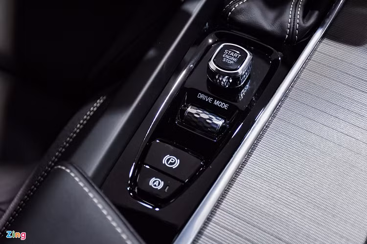 Tương tự các mẫu Volvo đời mới, XC60 sở hữu gói an toàn chủ động City Safety, hỗ trợ lái Pilot Assist. Các tính năng nổi bật bao gồm kiểm soát hành trình thông minh, cảnh báo va chạm phía trước, hỗ trợ giữ làn đường, cảnh báo lệch làn đường, hỗ trợ khởi hành ngang dốc, camera đỗ xe, cảnh báo điểm mù, camera 360 độ…