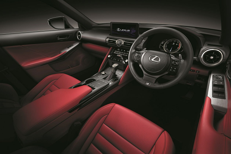 Về trang bị tiêu chuẩn, bản Luxury đi kèm hệ thống treo thụ động, la-zăng nhôm 18 inch thiết kế 5 chấu kép (đi kèm lốp 235/45), đèn pha LED đơn tia, LED định vị, bọc da tổng hợp, ghế ngồi chỉnh điện phía trước. Màn hình tại cụm đồng hồ sau vô-lăng là loại TFT 4,2 inch, lẫy chuyển số sau vô-lăng, kiểm soát khí hậu hai vùng độc lập với cửa gió phía sau, kiểm soát hành trình bị động cùng với khởi động và ra vào không cần chìa khóa.