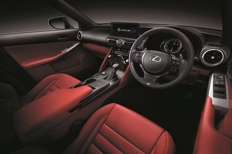 Về trang bị tiêu chuẩn, bản Luxury đi kèm hệ thống treo thụ động, la-zăng nhôm 18 inch thiết kế 5 chấu kép (đi kèm lốp 235/45), đèn pha LED đơn tia, LED định vị, bọc da tổng hợp, ghế ngồi chỉnh điện phía trước. Màn hình tại cụm đồng hồ sau vô-lăng là loại TFT 4,2 inch, lẫy chuyển số sau vô-lăng, kiểm soát khí hậu hai vùng độc lập với cửa gió phía sau, kiểm soát hành trình bị động cùng với khởi động và ra vào không cần chìa khóa.