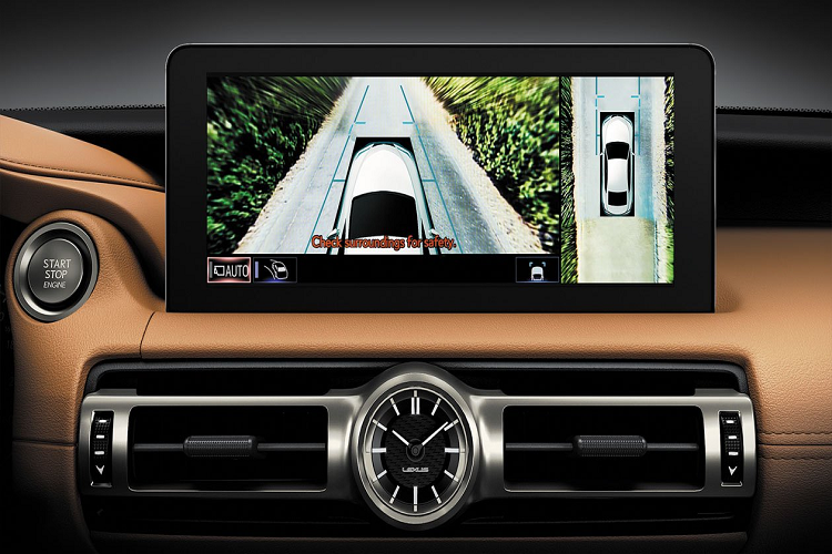 Về mặt thiết kế, phần đầu xe nổi bật với lưới tản nhiệt hình con suốt cỡ lớn đặc trưng của Lexus, nhưng đã được tinh chỉnh theo dạng 3D khá ấn tượng. Bên cạnh đó, hai lỗ thông gió ở hai bên lớn hơn.