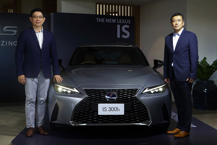 Lần đầu tiên được ra mắt vào tháng 6 năm nay, Lexus IS bản nâng cấp hiện đã được ra mắt tại Thái Lan. Tại đây, mẫu xe này chỉ được cung cấp động cơ hybrid và với tên gọi IS 300h đi kèm với ba cấp độ trang trí để lựa chọn gồm Luxury, Premium và F-Sport. 
