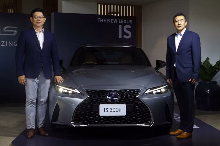 Lần đầu tiên được ra mắt vào tháng 6 năm nay, Lexus IS bản nâng cấp hiện đã được ra mắt tại Thái Lan. Tại đây, mẫu xe này chỉ được cung cấp động cơ hybrid và với tên gọi IS 300h đi kèm với ba cấp độ trang trí để lựa chọn gồm Luxury, Premium và F-Sport. 