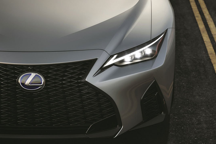 Về giải trí, có hệ thống âm thanh Lexus Premium 10 loa và hệ thống thông tin giải trí màn hình cảm ứng 8 inch hỗ trợ Apple CarPlay. Phiên bản cao cấp thứ hai được nâng cấp lên màn hình kích thước 10,3 inch với chức năng định vị trên phiên bản Premium, trong khi các cải tiến khác bao gồm ghế bọc da êm ái, chức năng nhớ ghế lái, chức năng sưởi và thông gió cho ghế trước và tấm che nắng phía sau.