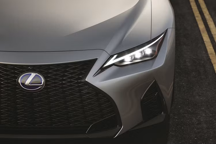 Về giải trí, có hệ thống âm thanh Lexus Premium 10 loa và hệ thống thông tin giải trí màn hình cảm ứng 8 inch hỗ trợ Apple CarPlay. Phiên bản cao cấp thứ hai được nâng cấp lên màn hình kích thước 10,3 inch với chức năng định vị trên phiên bản Premium, trong khi các cải tiến khác bao gồm ghế bọc da êm ái, chức năng nhớ ghế lái, chức năng sưởi và thông gió cho ghế trước và tấm che nắng phía sau.