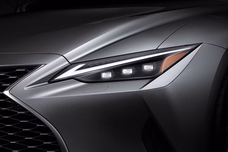 Về mặt an toàn, cả ba phiên bản đều có chung các tính năng như kiểm soát lực kéo, Kiểm soát ổn định xe (VSC), ABS, EBD, hỗ trợ phanh, hỗ trợ khởi hành ngang dốc và bảy túi khí. Chỉ có Premium và F-Sport mới nhận được cảnh báo điểm mù, cảnh báo giao thông cắt ngang phía sau, camera quan sát toàn cảnh, hỗ trợ chuyển làn và hỗ trợ giữ làn đường với cảnh báo rung vô lăng.