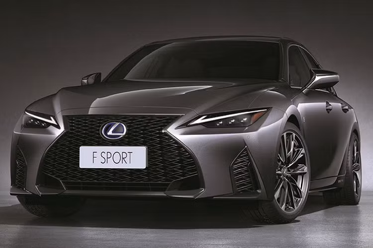 Lexus IS 300h 2021 mới sẽ được trang bị khối động cơ xăng 4 xi-lanh hút khí tự nhiên 2AR-FXE 2.5 lít tạo ra công suất 178 mã lực tại 6.000 vòng/phút và mô-men xoắn 221 Nm từ 4.200 đến 5.400 vòng/phút. Động cơ này được hỗ trợ bởi một động cơ điện có công suất 141 mã lực và 300 Nm, góp phần tạo ra tổng công suất kết hợp là 220 mã lực.