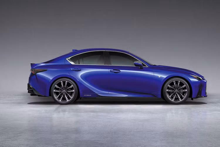 Ở phía sau, xe được trang bị cụm đèn hậu LED thanh mảnh trải dài khắp bề ngang đuôi xe mang đến một cái nhìn hiện đại hơn. Kích thước tổng thể của Lexus IS mới cũng được tinh chỉnh, dài hơn 30,4 mm, rộng hơn 30,4 mm và thấp hơn 5 mm so với phiên bản tiền nhiệm.