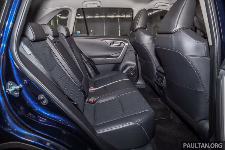 Trong đó, động cơ xăng 4 xy lanh dung tích 2.0L hút khí tự nhiên (N/A) cho công suất tối đa 173 mã lực và mô-men xoắn cực đại 207 Nm đạt được từ 4.800 vòng/phút. Sức mạnh được truyền xuống cầu trước (FWD) thông qua hộp số tự động vô cấp (CVT). Động cơ 2.5L cho công suất 207 mã lực và mô men xoắn cực đại 243 Nm tại vòng tua 5.000 vòng/phút. Sức mạnh này đi cùng hộp số tự động 8 cấp (8AT).