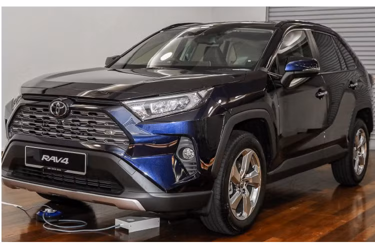 Toyota RAV4 nhập khẩu tại Malaysia cũng sở hữu nhiều tiện nghi như chìa thông minh và khởi động nút bấm (Smart entry and push start); điều hòa tự động 2 vùng khí hậu với khe gió hàng ghế sau; ghế trước làm mát, ghế bọc da, ghế tài chỉnh điện 8 hướng; gương chiếu hậu chỉnh điện; phanh tay điện tử với giữ phanh tiêu chuẩn (electronic parking brake with brake hold)...
