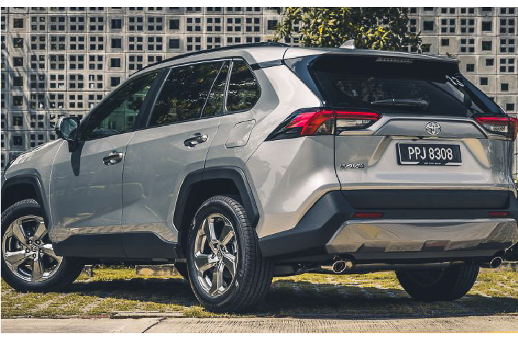 Toyota RAV4 thế hệ mới là đối thủ của các dòng như Honda CR-V hay Mazda CX-5. Tuy nhiên, tại thị trường Việt Nam, Toyota vẫn chưa có ý định phân phối mẫu xe này. Việc xe xuất hiện tại thị trường Malaysia có thể là tiền đề cho việc ra mắt ở Việt Nam trong thời gian tới.