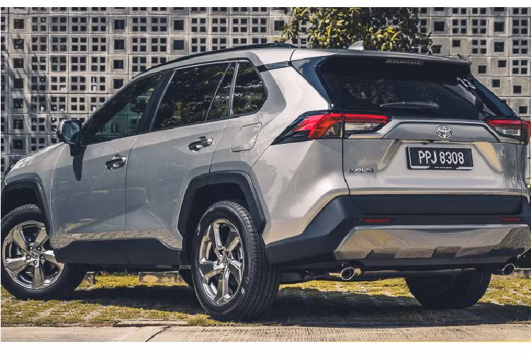 Toyota RAV4 thế hệ mới là đối thủ của các dòng như Honda CR-V hay Mazda CX-5. Tuy nhiên, tại thị trường Việt Nam, Toyota vẫn chưa có ý định phân phối mẫu xe này. Việc xe xuất hiện tại thị trường Malaysia có thể là tiền đề cho việc ra mắt ở Việt Nam trong thời gian tới.