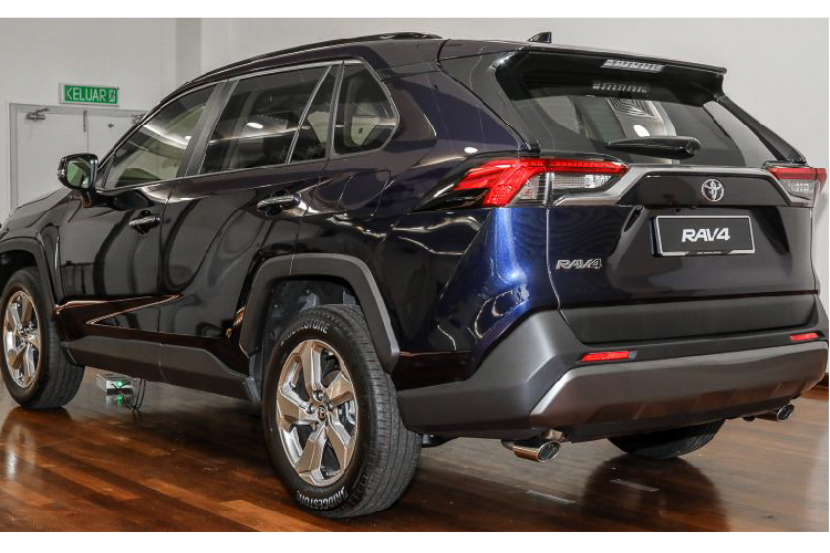 Nội thất xe sử dụng màn hình DVD cảm ứng 7 inch, tương thích Android Auto và Apple CarPlay; 6 loa; camera 360 độ, sạc không dây chuẩn Qi.