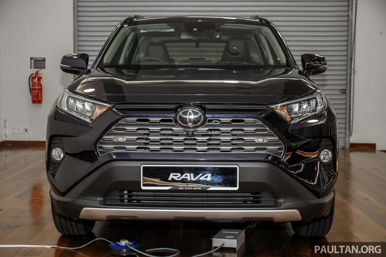 Về an toàn, RAV4 sở hữu gói Toyota Safety Sense. Trong đó bao gồm: Hỗ trợ tiền va chạm (Pre-collision System); Cảnh báo chệch làn đường (Lane Departure Alert) with steering assist and Lane Tracing Assist); ga tự động (Dynamic Radar Cruise Control) và đèn tự động (Auto High Beam); 7 túi khí; VSC; cảnh báo điểm mù; cảnh báo áp suất lốp...