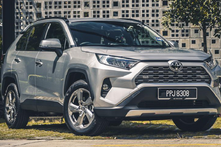 Tại Malaysia, Toyota RAV4 2020 mới được nhập khẩu CBU từ thị trường Nhật với 2 phiên bản 2.0L CVT và 2.5L 8AT. Xe có giá từ 196.500 RM - 215.700 RM (khoảng 1 đến 1,18 tỷ đồng).