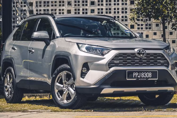 Tại Malaysia, Toyota RAV4 2020 mới được nhập khẩu CBU từ thị trường Nhật với 2 phiên bản 2.0L CVT và 2.5L 8AT. Xe có giá từ 196.500 RM - 215.700 RM (khoảng 1 đến 1,18 tỷ đồng).