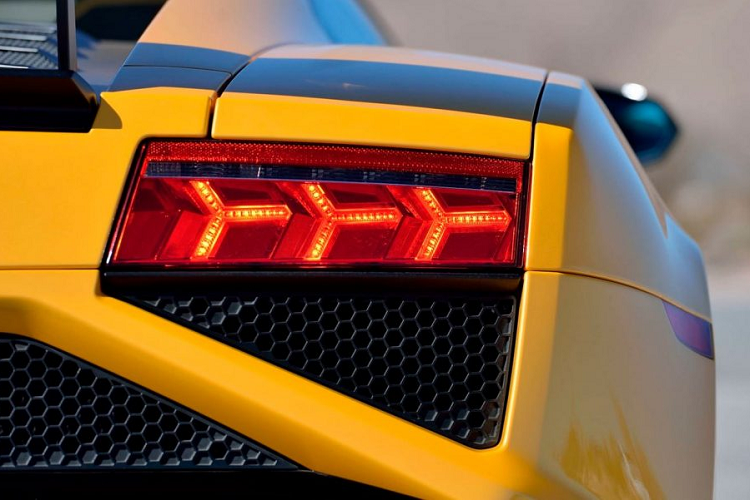 Giống như Super Trofeo, phiên bản Squadra Corse sử dụng bản 570 mã lực của động cơ Lamborghini V10 5.2L, kết hợp cùng hộp số E-gear 6 cấp mang đến khả năng tăng tốc từ 0 lên 100km/h trong vòng 3,4 giây và đạt tốc độ cực đại 325 km/h.